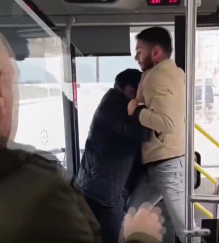 İETT otobüsünde uçan tekme: Dursaydın seni öldürecektim İETT otobüsünde uçan tekme: Dursaydın seni öldürecektim - 1. Resim