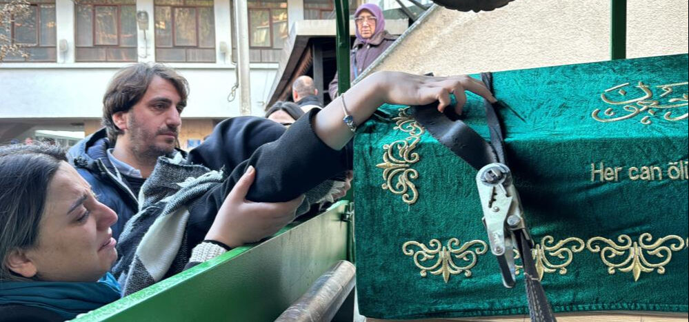 İETT otobüsünün ezdiği kadının cenaze töreninde yakınları feryat etti - 4. Resim