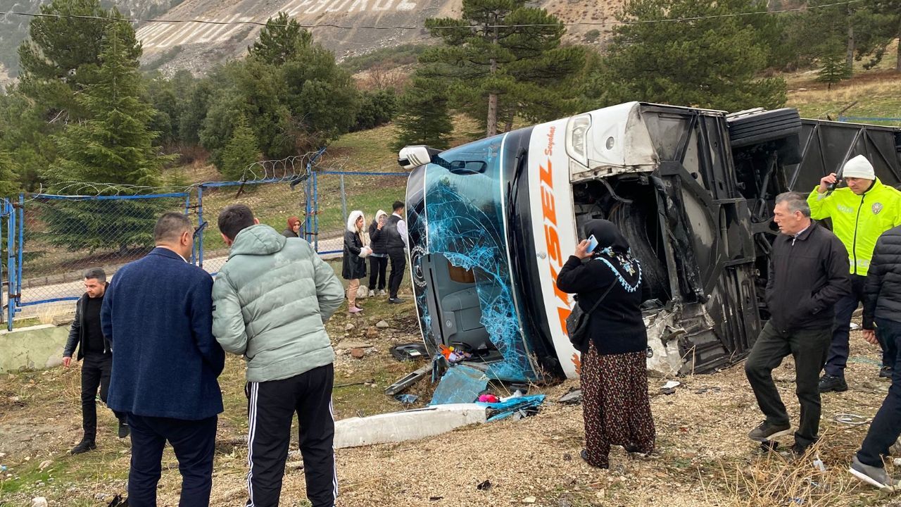 Isparta&#039;da yolcu otobüsü şarampole devrildi: 1 ölü, 18 yaralı