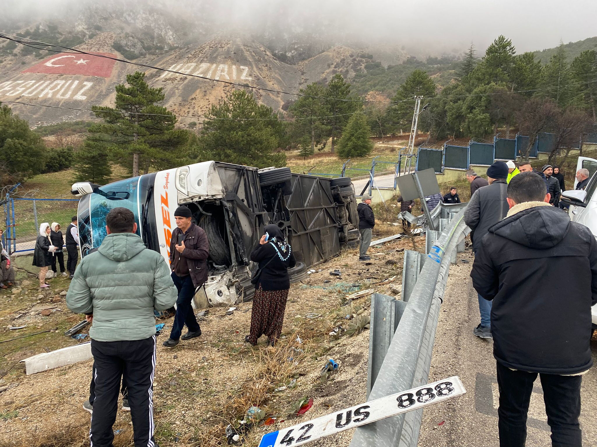 Isparta'da yolcu otobüsü şarampole devrildi: 1 ölü, 18 yaralı Isparta'da yolcu otobüsü şarampole devrildi: 1 ölü, 18 yaralı - 1. Resim
