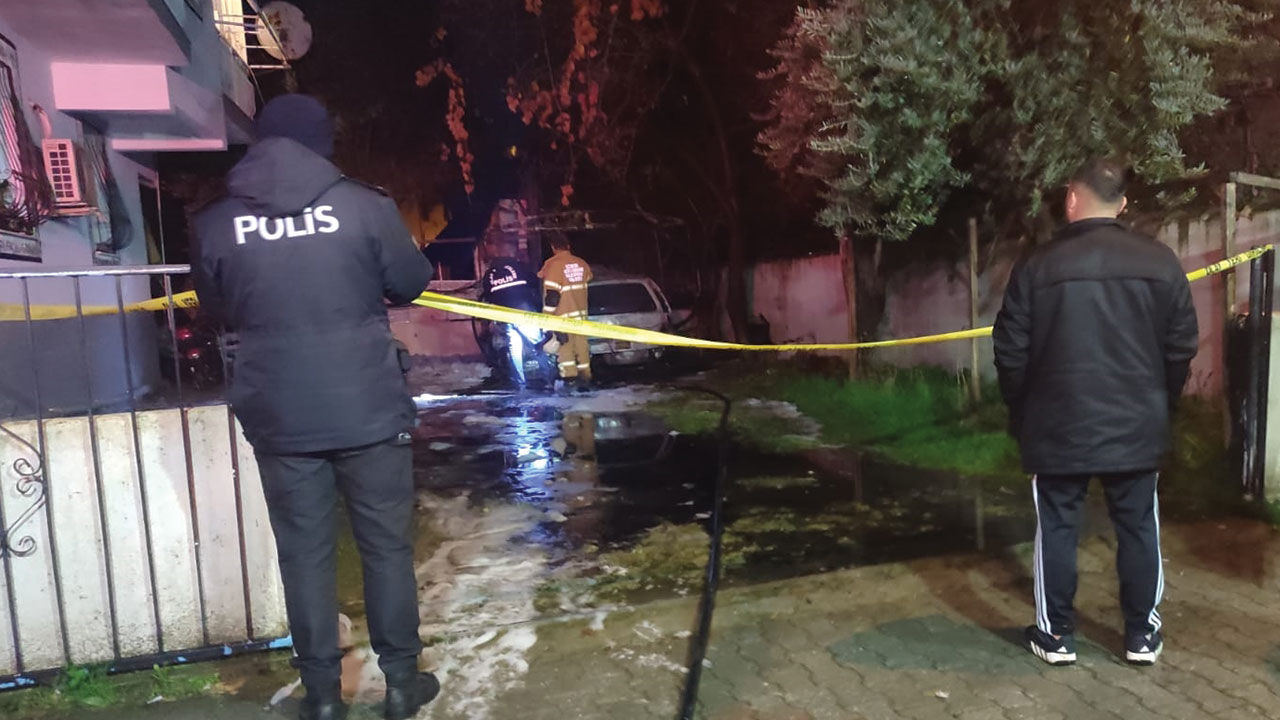 İzmir'de park halindeki ara&ccedil;lar kundaklandı! Kamera kayıtları inceleme altında - 2. Resim