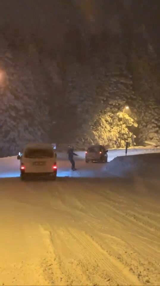 Karın tadını çıkartan vatandaş Uludağ'dan şehre snowboard ile indi - 2. Resim