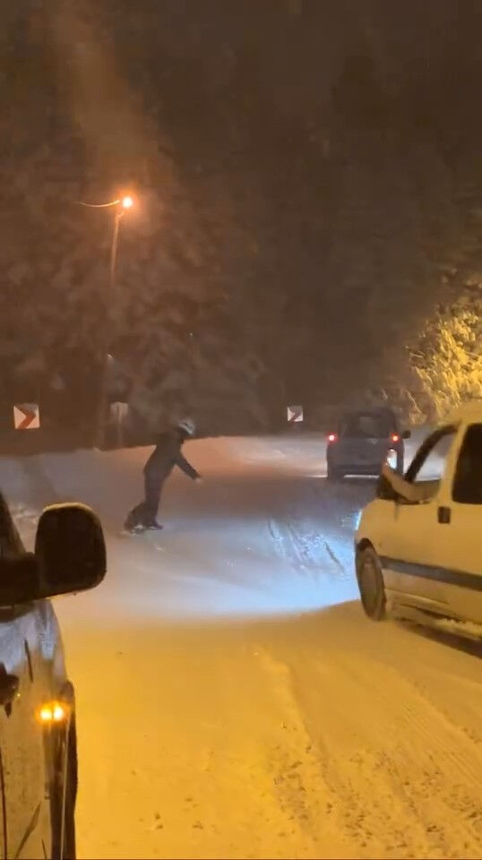 Karın tadını çıkartan vatandaş Uludağ'dan şehre snowboard ile indi - 1. Resim