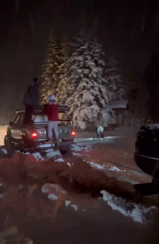 Karın tadını çıkartan vatandaş Uludağ'dan şehre snowboard ile indi - 3. Resim