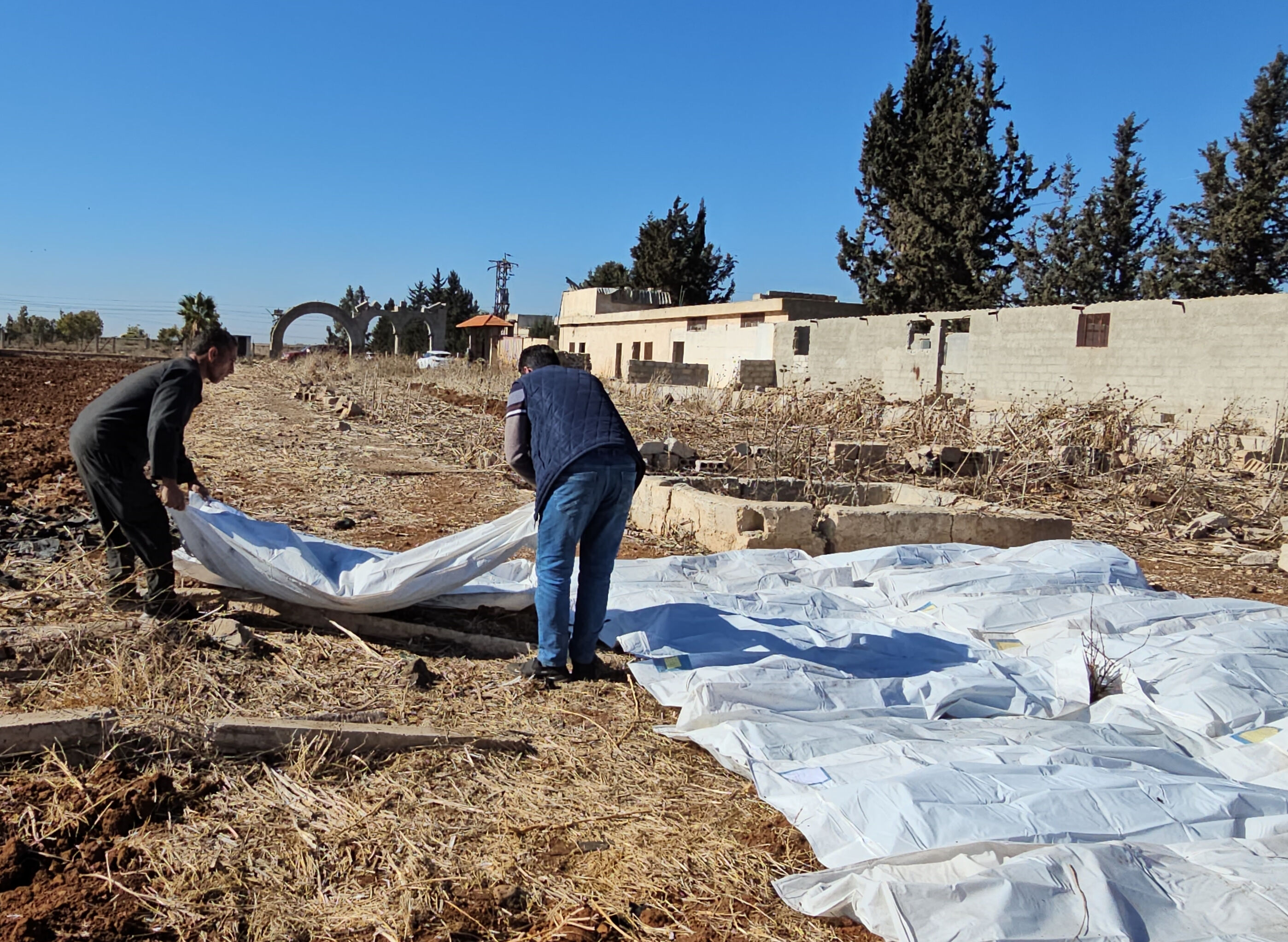 Katliamcı Esad rejiminin skandalları bir bir ortaya çıkıyor! Dera'da 12'den fazla toplu mezar bulundu - 1. Resim