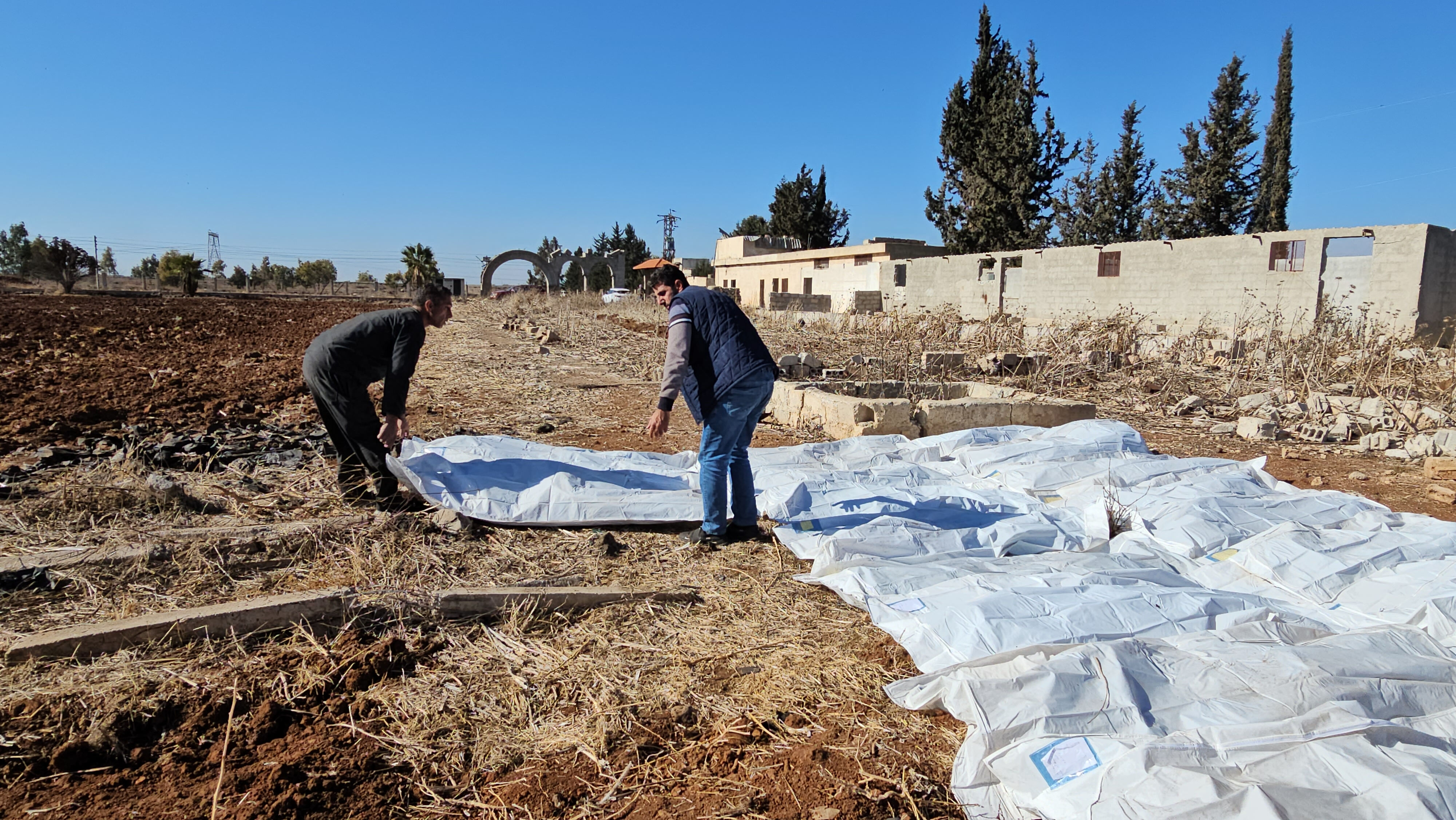 Katliamcı Esad rejiminin skandalları bir bir ortaya çıkıyor! Dera'da 12'den fazla toplu mezar bulundu - 3. Resim