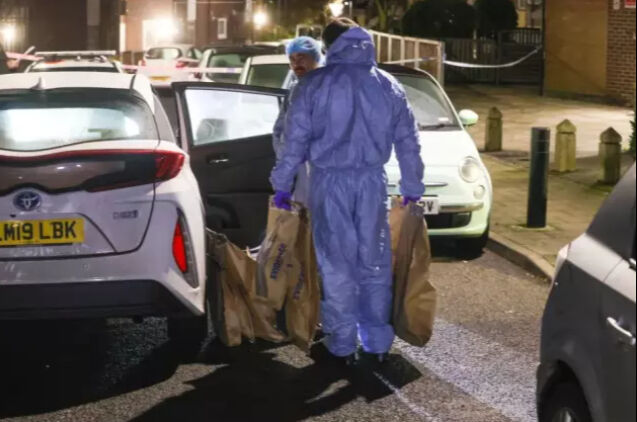 Londra'da silahlı saldırgan vahşeti: 1 kadın hayatını kaybetti, 2 kişi yaralandı Londra'da silahlı saldırgan vahşeti: 1 kadın hayatını kaybetti, 2 kişi yaralandı - 1. Resim