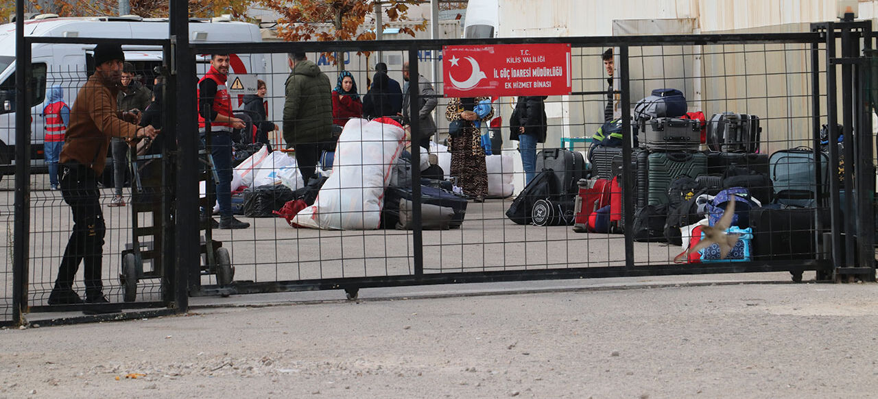 Suriyelilerin ülkelerine dönüşü tam gaz devam ediyor! Türkiye'ye teşekkür ederek gidiyorlar Suriyelilerin ülkelerine dönüşü tam gaz devam ediyor! Türkiye'ye teşekkür ederek gidiyorlar - 1. Resim