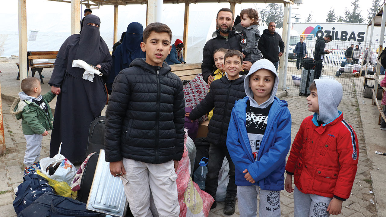 Suriyelilerin ülkelerine dönüşü tam gaz devam ediyor! Türkiye'ye teşekkür ederek gidiyorlar Suriyelilerin ülkelerine dönüşü tam gaz devam ediyor! Türkiye'ye teşekkür ederek gidiyorlar - 2. Resim