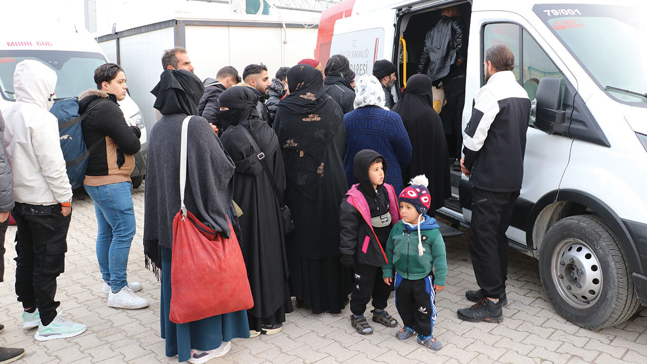 Suriyelilerin ülkelerine dönüşü tam gaz devam ediyor! Türkiye'ye teşekkür ederek gidiyorlar Suriyelilerin ülkelerine dönüşü tam gaz devam ediyor! Türkiye'ye teşekkür ederek gidiyorlar - 3. Resim