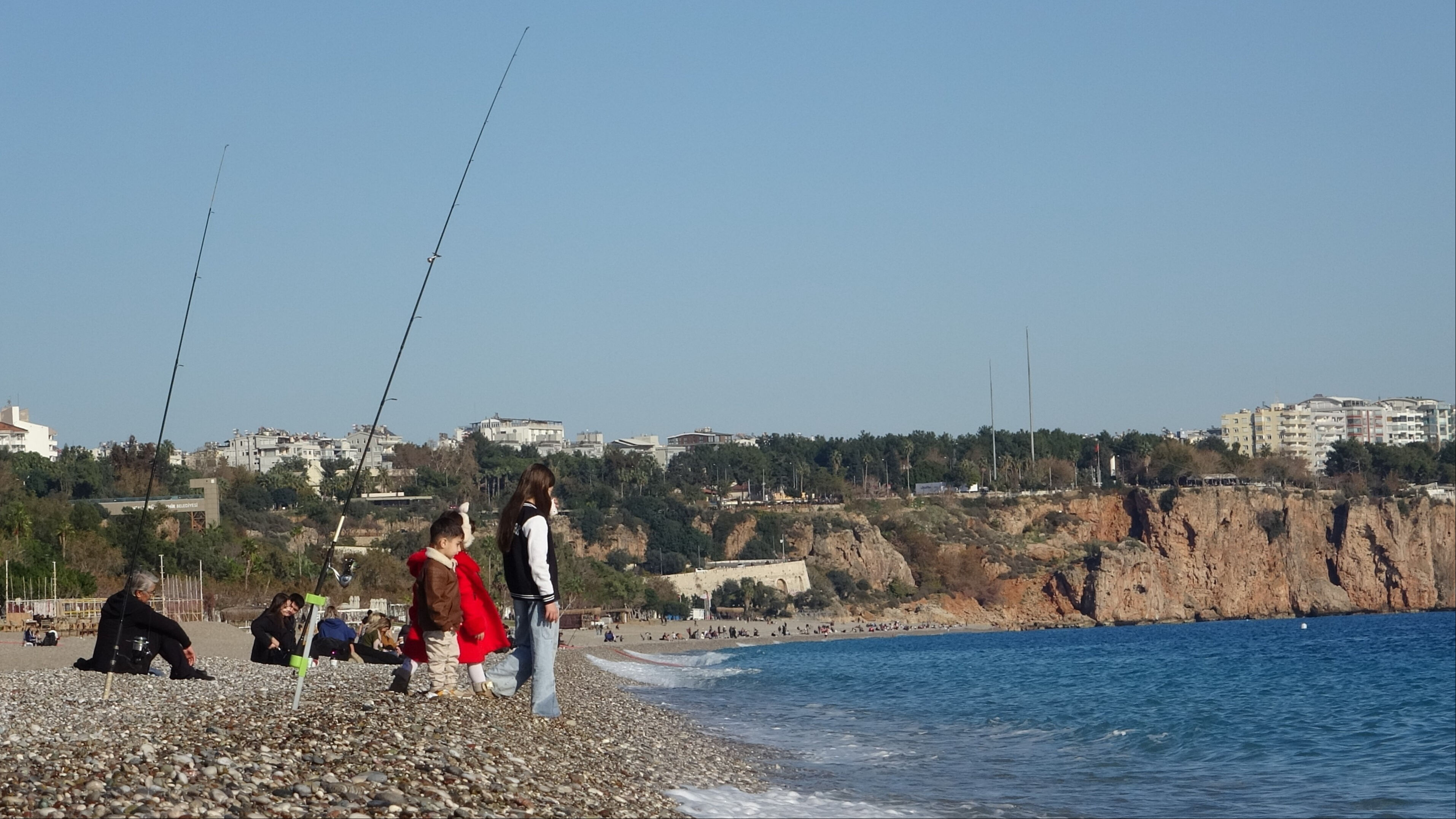 Aynı gün 2 farklı mevsim: Bir yandan kar küreme mesaisi diğer yanda deniz keyfi - 1. Resim