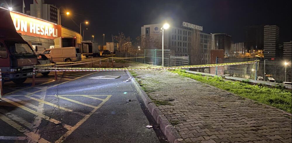 Bayrampaşa'da teller koptu! İki kişi beton zemine çakılarak öldü - 1. Resim