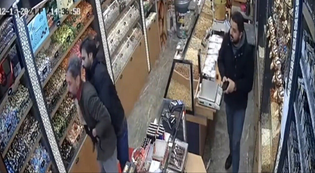 Boğazına şeker kaçan genç can havliyle koştu! Heimlich manevrasıyla böyle kurtuldu Boğazına şeker kaçan genç can havliyle koştu! Heimlich manevrasıyla böyle kurtuldu - 1. Resim