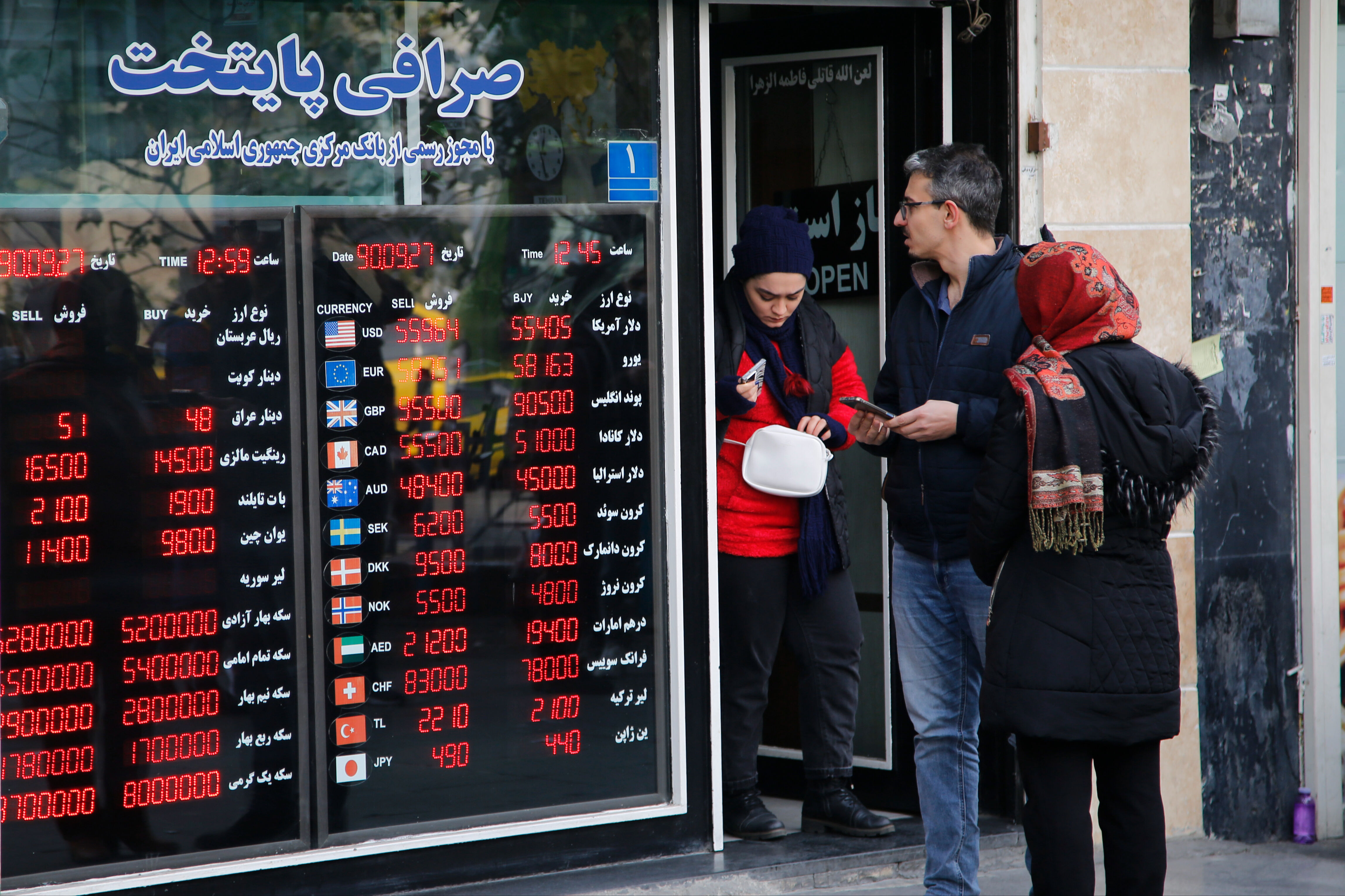 Dolar komşu ülkede rekor kırdı! 1 dolar bozduran tomarla para alıyor - 1. Resim