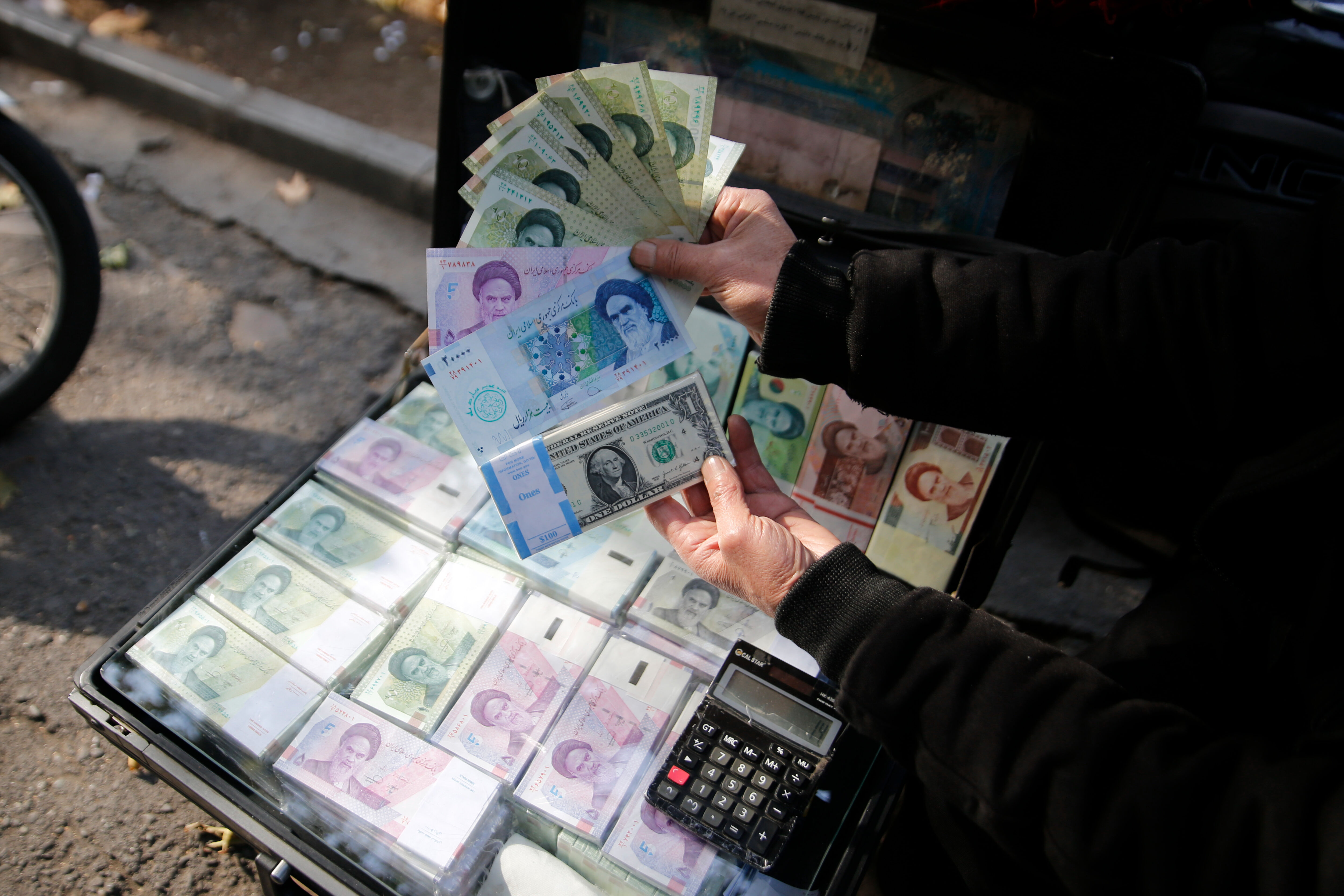 Dolar komşu ülkede rekor kırdı! 1 dolar bozduran tomarla para alıyor - 2. Resim