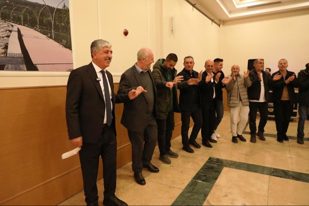 En düşük maaş 47 bin lira oldu! Belediye başkanının kararını halay çekerek kutladılar En düşük maaş 47 bin lira oldu! Belediye başkanının kararını halay çekerek kutladılar - 2. Resim