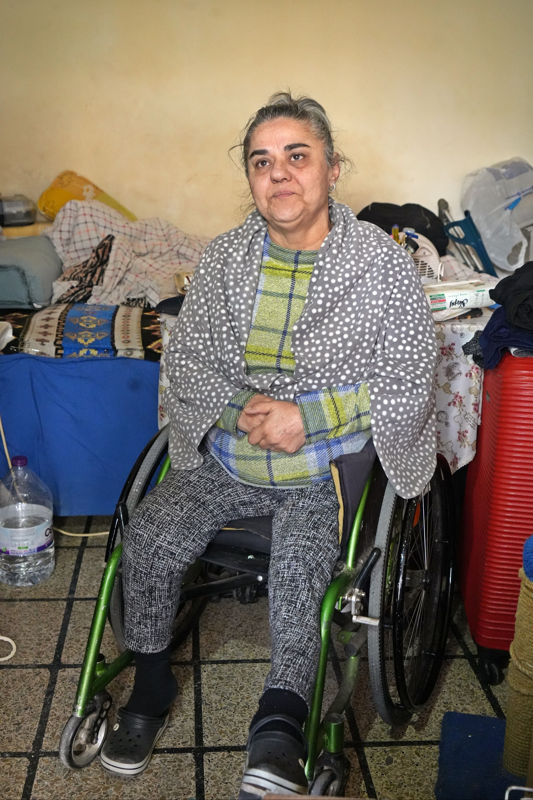 Engelli kadını tek odalı dükkana bile sığdıramadılar! Emel'in başına gelenler herkesi üzdü - 4. Resim