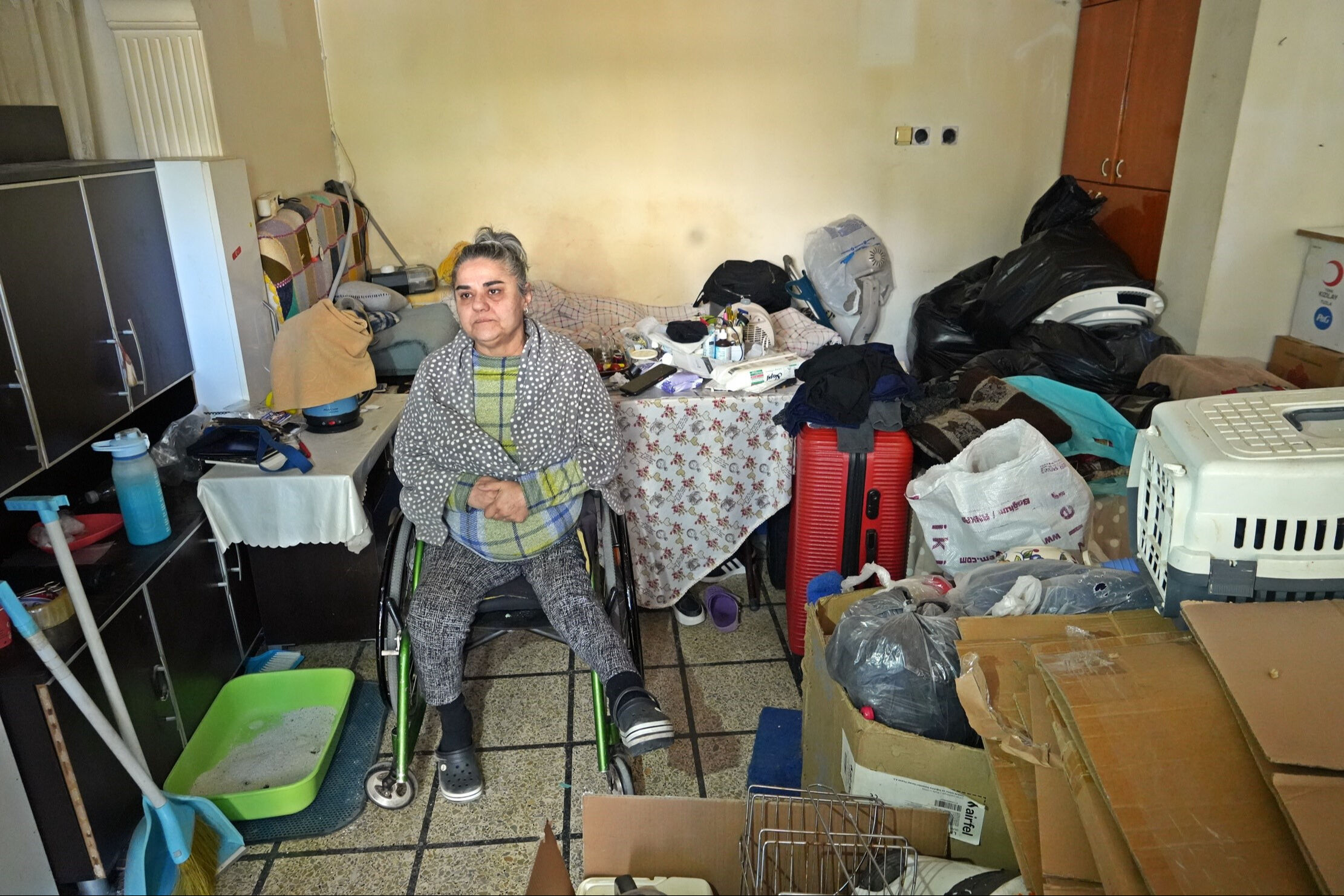 Engelli kadını tek odalı dükkana bile sığdıramadılar! Emel'in başına gelenler herkesi üzdü - 2. Resim