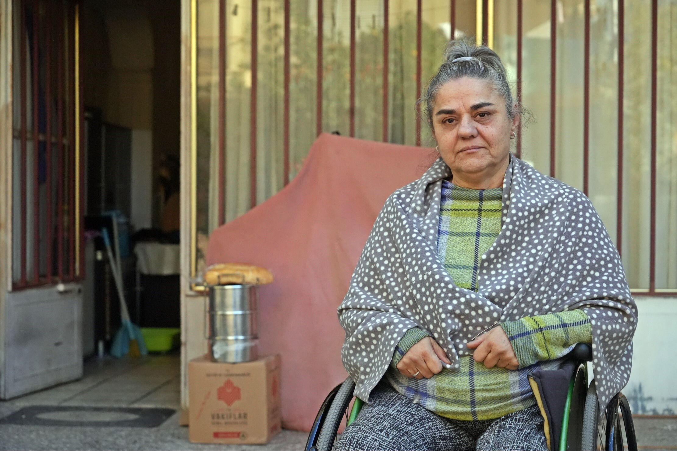 Engelli kadını tek odalı dükkana bile sığdıramadılar! Emel'in başına gelenler herkesi üzdü - 3. Resim
