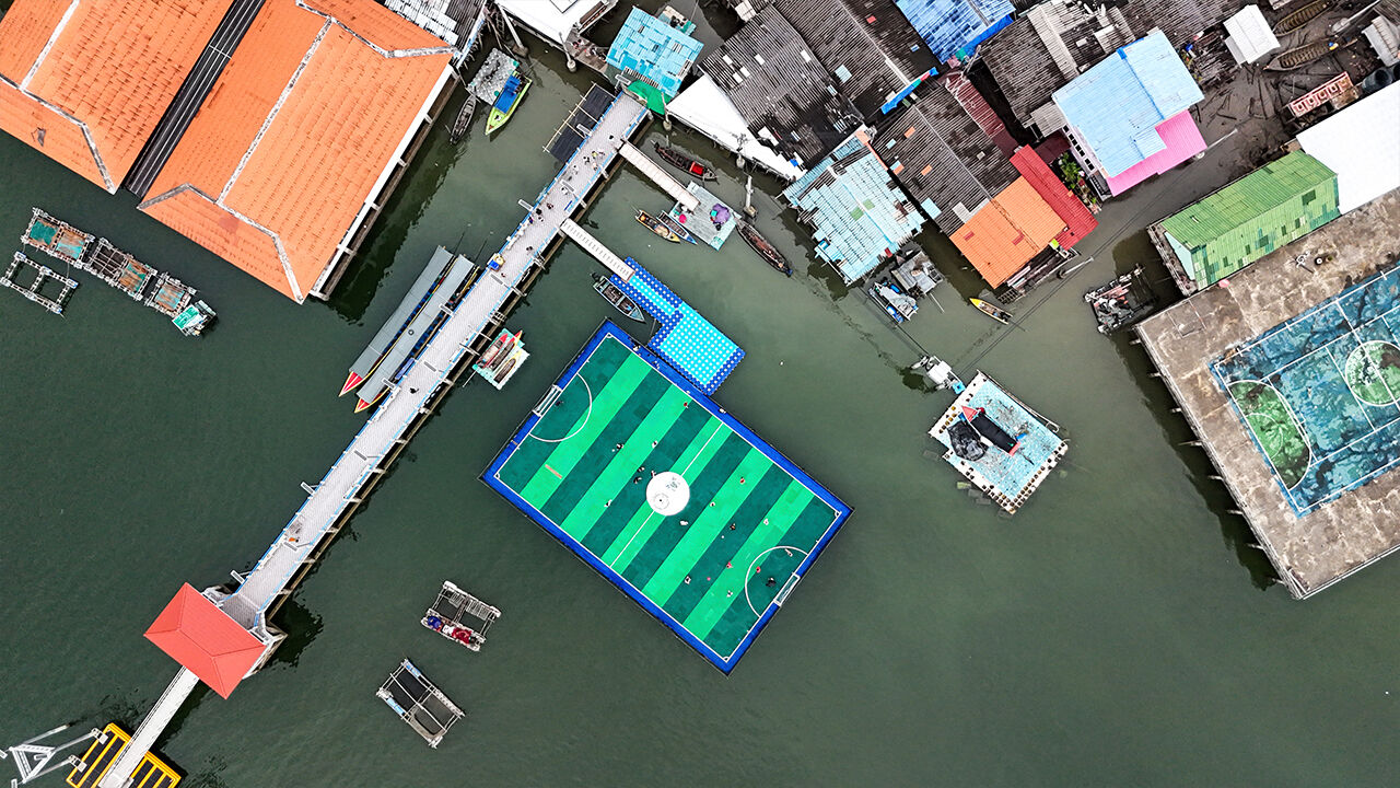 Ev, okul, market her şey suyun üzerinde! Yüzen köyü görenler gözlerine inanamıyor, burada herkes aynı işi yapıyor - 8. Resim