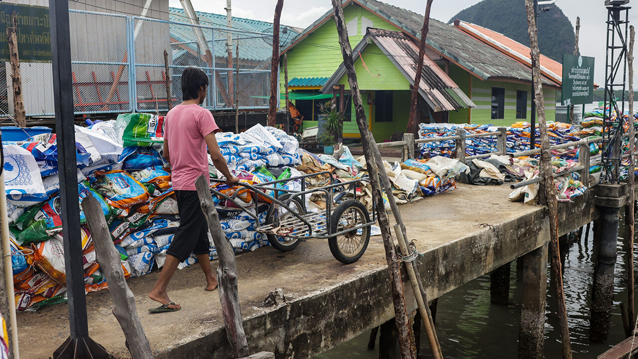 Ev, okul, market her şey suyun üzerinde! Yüzen köyü görenler gözlerine inanamıyor, burada herkes aynı işi yapıyor - 13. Resim