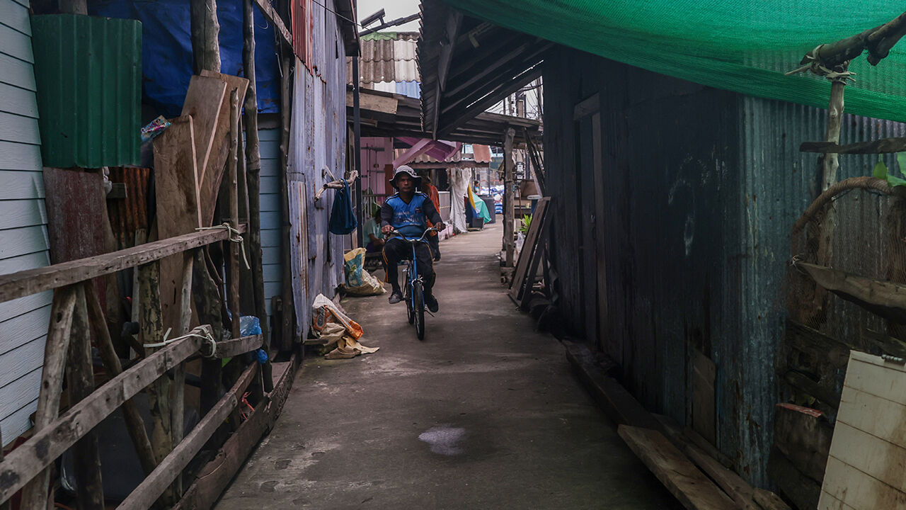Ev, okul, market her şey suyun üzerinde! Yüzen köyü görenler gözlerine inanamıyor, burada herkes aynı işi yapıyor - 12. Resim