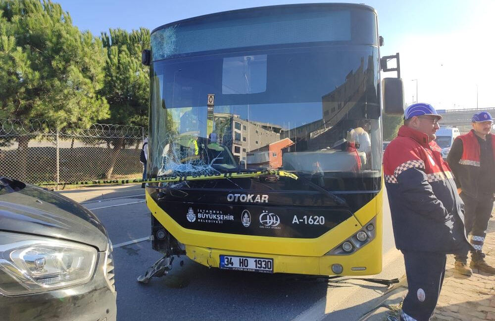 İETT otobüsü Başakşehir'de can aldı! Kaldırımda yürüyen iki kişiye çarptı - 1. Resim