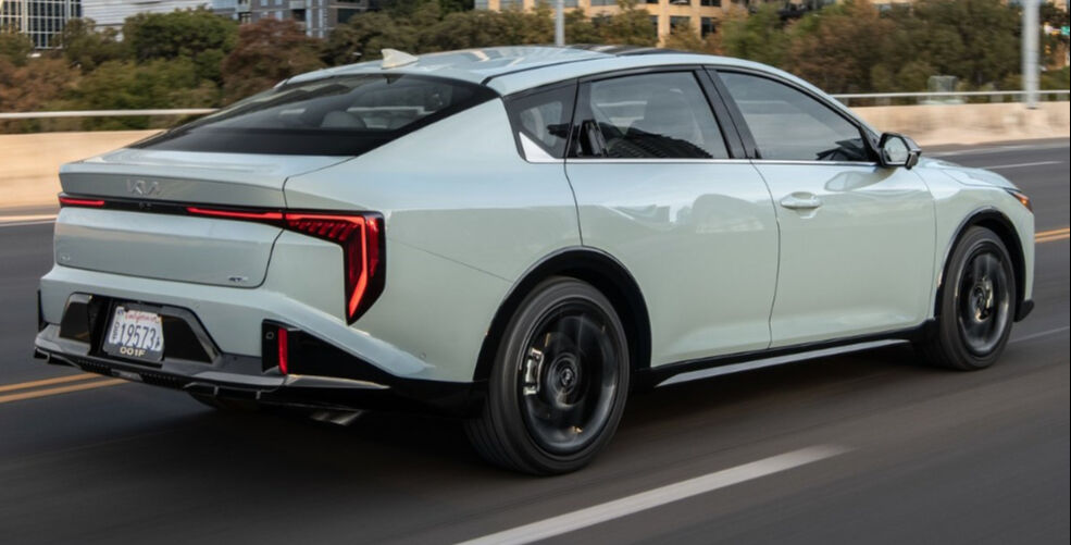 Kia'nın yeni sedan modeli K4 özellikleriyle mest etti! Sürücüyle konuşan otomobil - 2. Resim