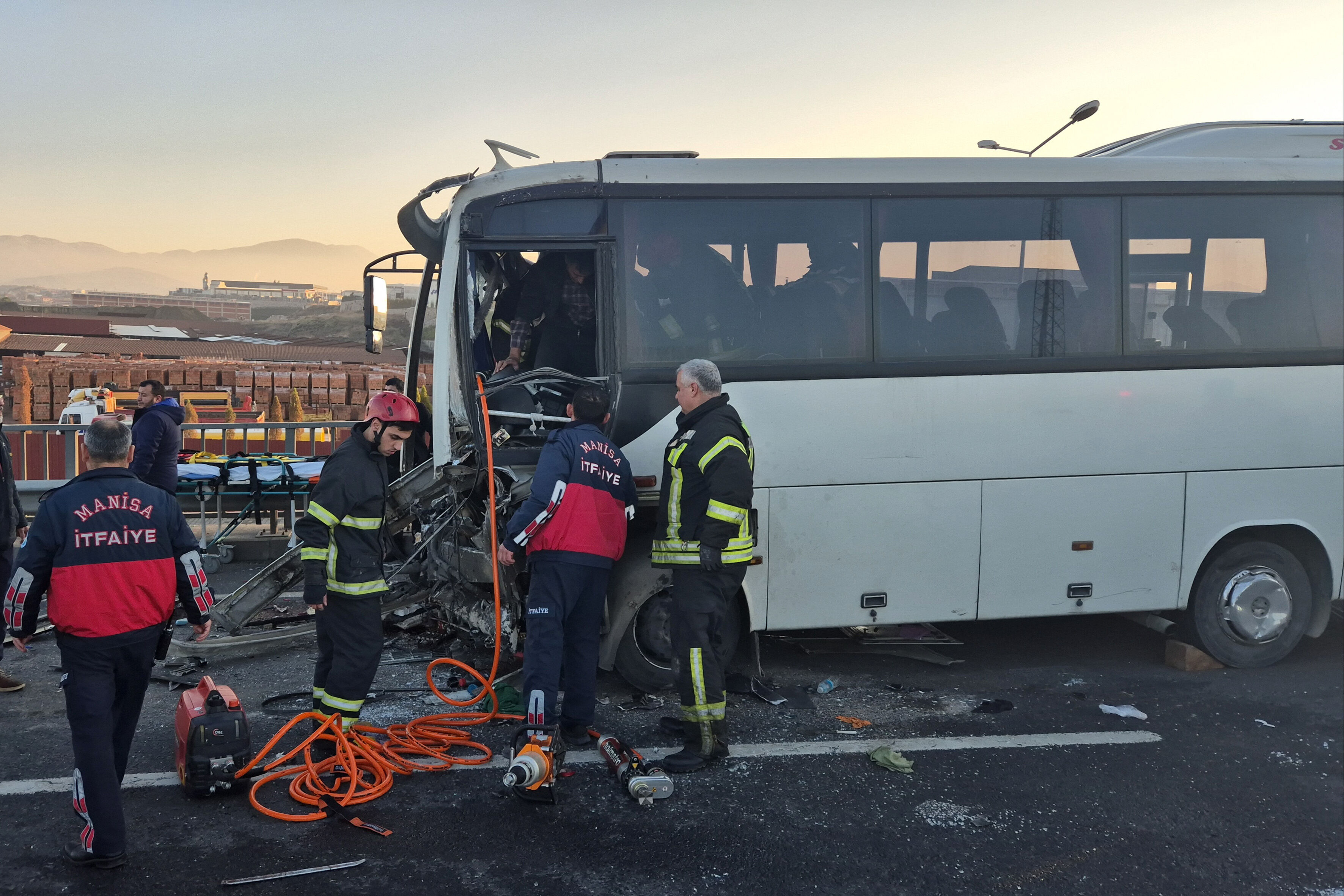 Manisa'da isçi servisi tıra çarptı! Korkunç kazada çok sayıda yaralı var - 1. Resim