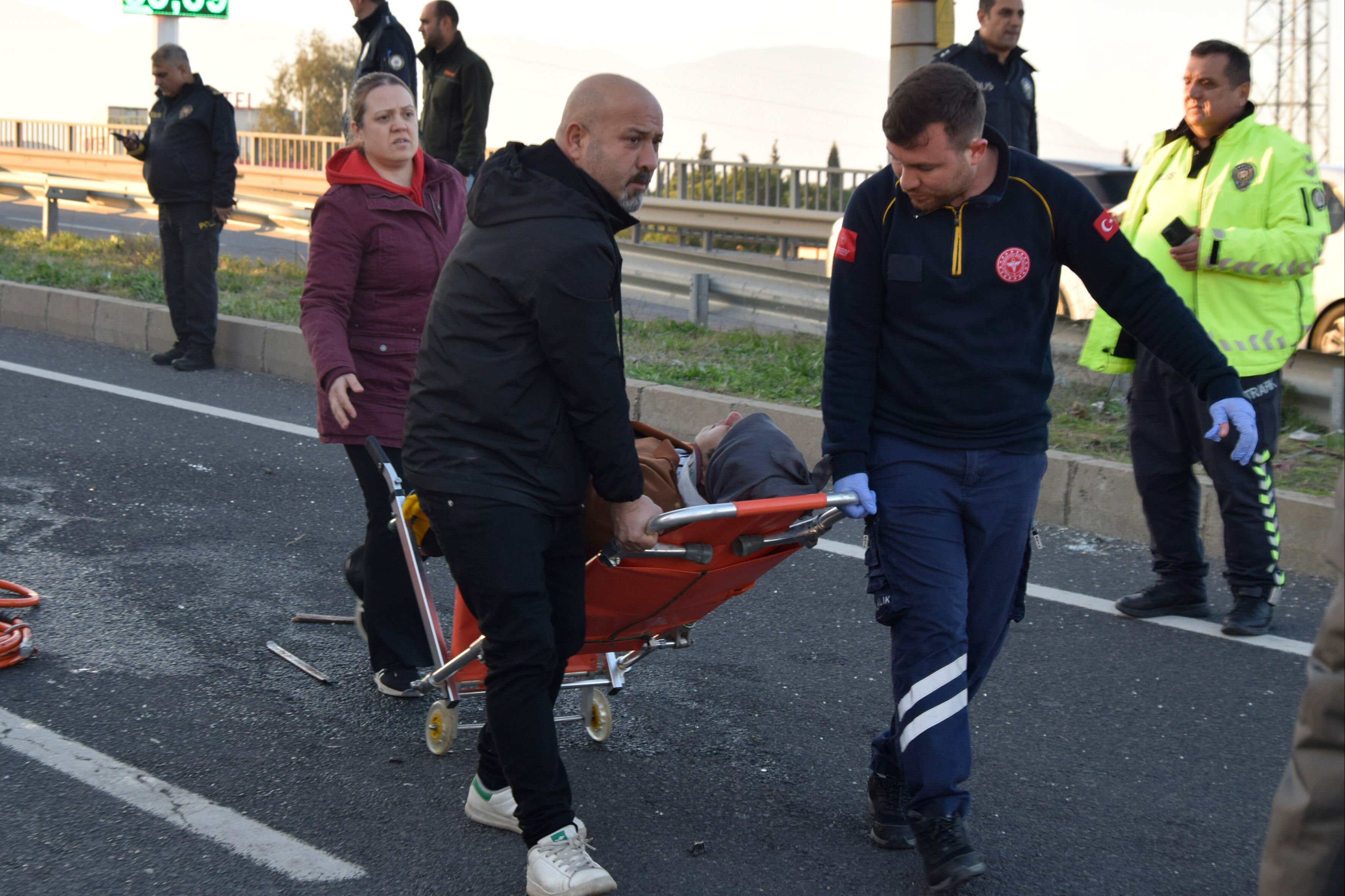 Manisa'da isçi servisi tıra çarptı! Korkunç kazada çok sayıda yaralı var - 2. Resim
