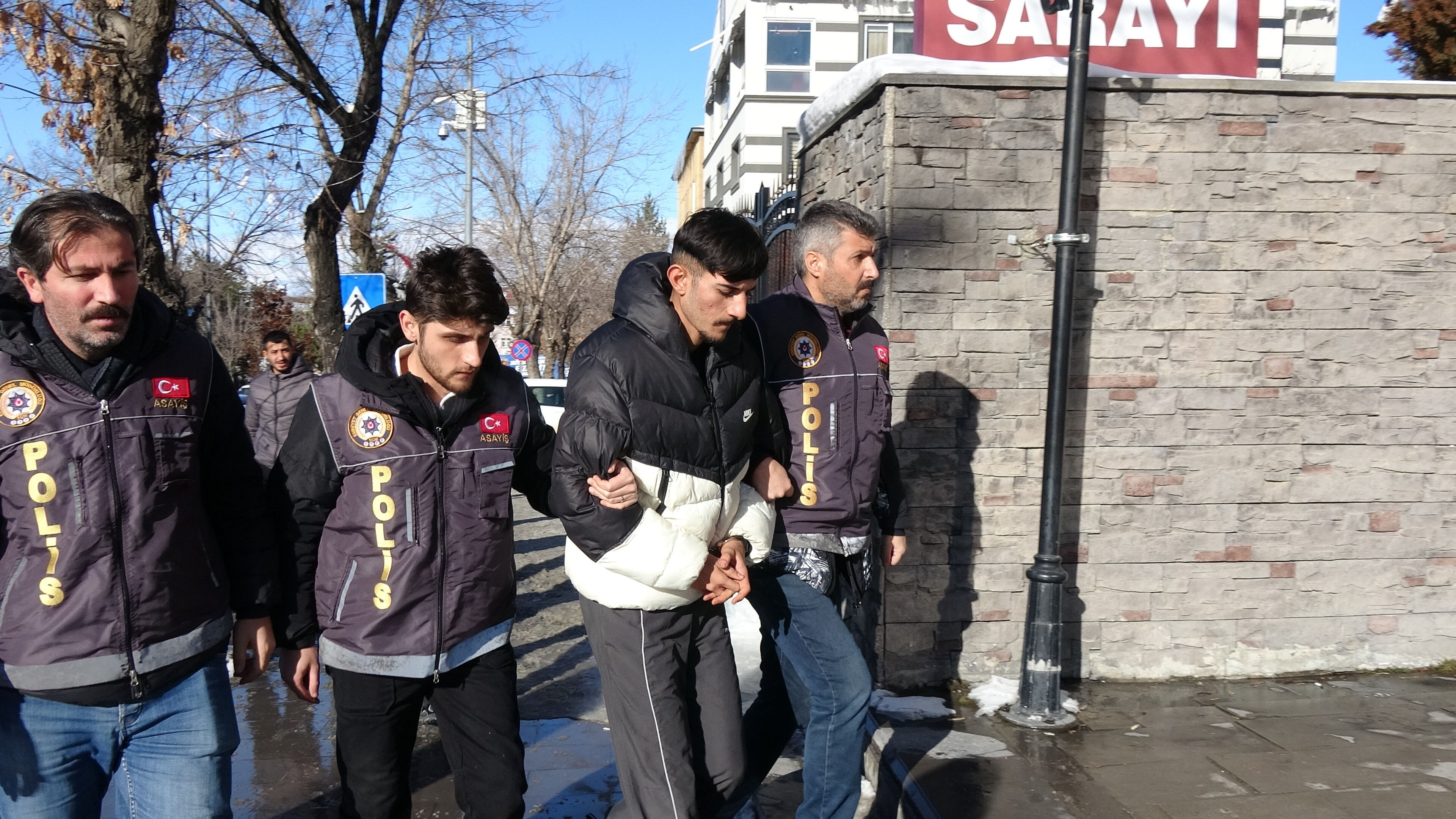 Pompalı tüfekli saldırgan çay ocağında dehşet saçtı - 2. Resim