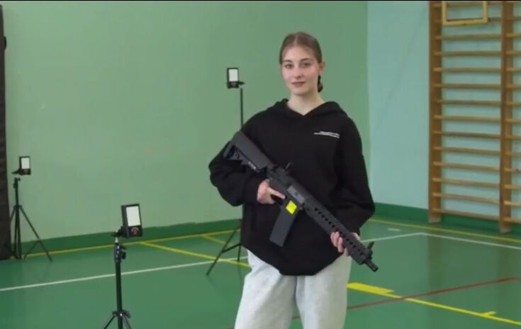 Rusya korkusu bunu da yaptırdı! Polonya’da çocuklara okullarda silah eğitimi - 1. Resim