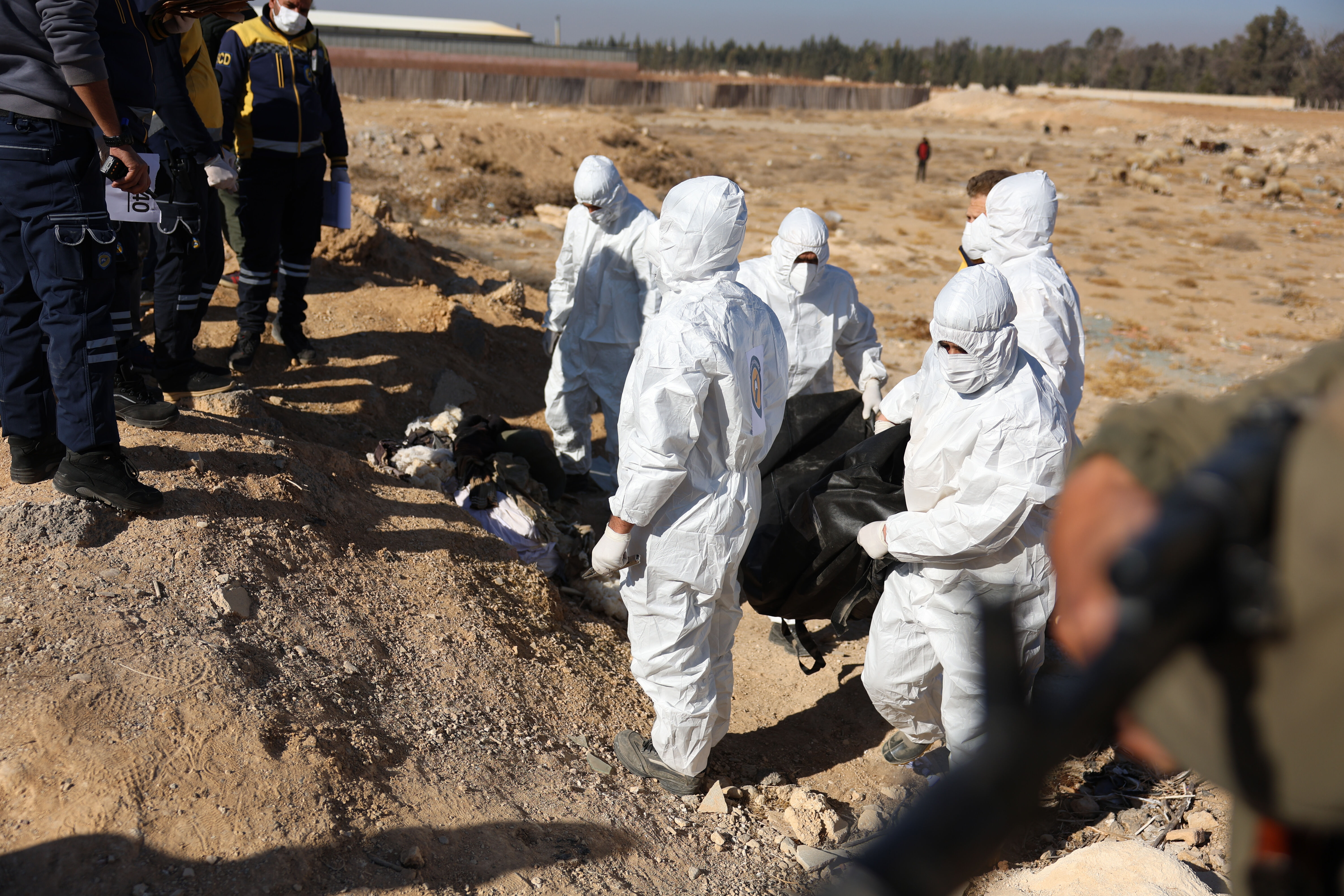 Şam'da 100 bin kişilik toplu mezar bulundu! İşkence edip ezdikten sonra buraya gömmüşler - 3. Resim