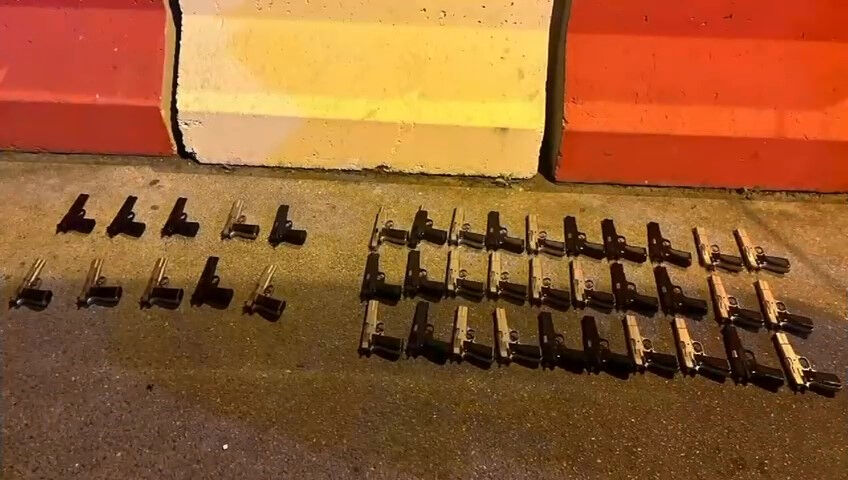 Adana'da polislerin durdurduğu yolcu otobüsünden 40 tane silah çıktı! - 1. Resim