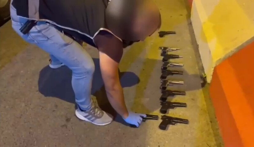 Adana'da polislerin durdurduğu yolcu otobüsünden 40 tane silah çıktı! - 2. Resim