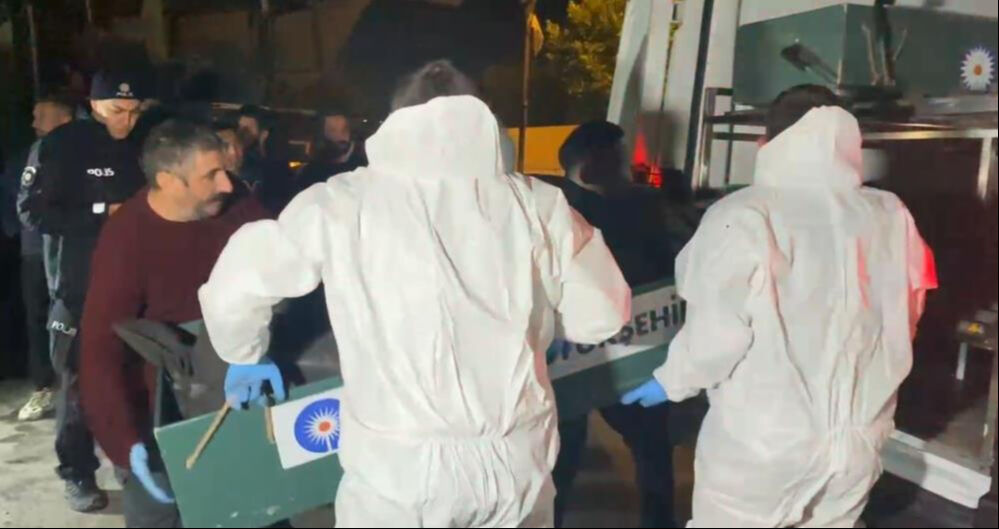 Antalya'da yangın faciası! Bir genç canından oldu, çok sayıda araç küle döndü Antalya'da yangın faciası! Bir genç canından oldu, çok sayıda araç küle döndü - 3. Resim