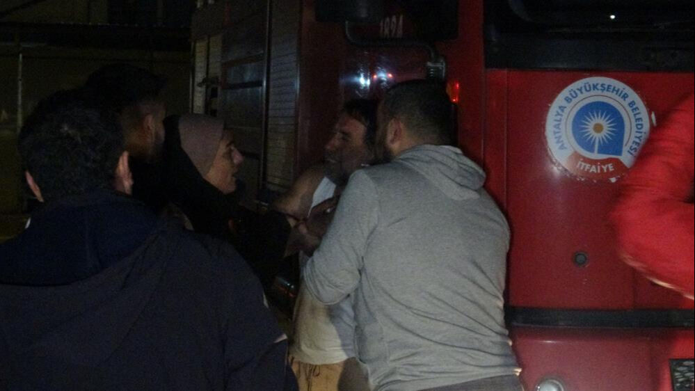 Antalya'da yangın faciası! Bir genç canından oldu, çok sayıda araç küle döndü Antalya'da yangın faciası! Bir genç canından oldu, çok sayıda araç küle döndü - 5. Resim