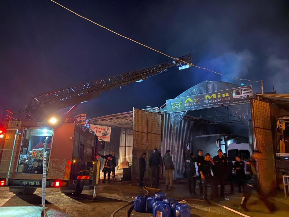 Antalya'da yangın faciası! Bir genç canından oldu, çok sayıda araç küle döndü Antalya'da yangın faciası! Bir genç canından oldu, çok sayıda araç küle döndü - 4. Resim