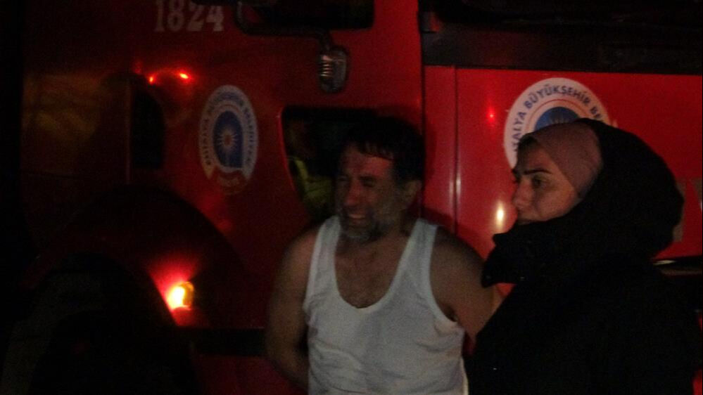 Antalya'da yangın faciası! Bir genç canından oldu, çok sayıda araç küle döndü Antalya'da yangın faciası! Bir genç canından oldu, çok sayıda araç küle döndü - 1. Resim