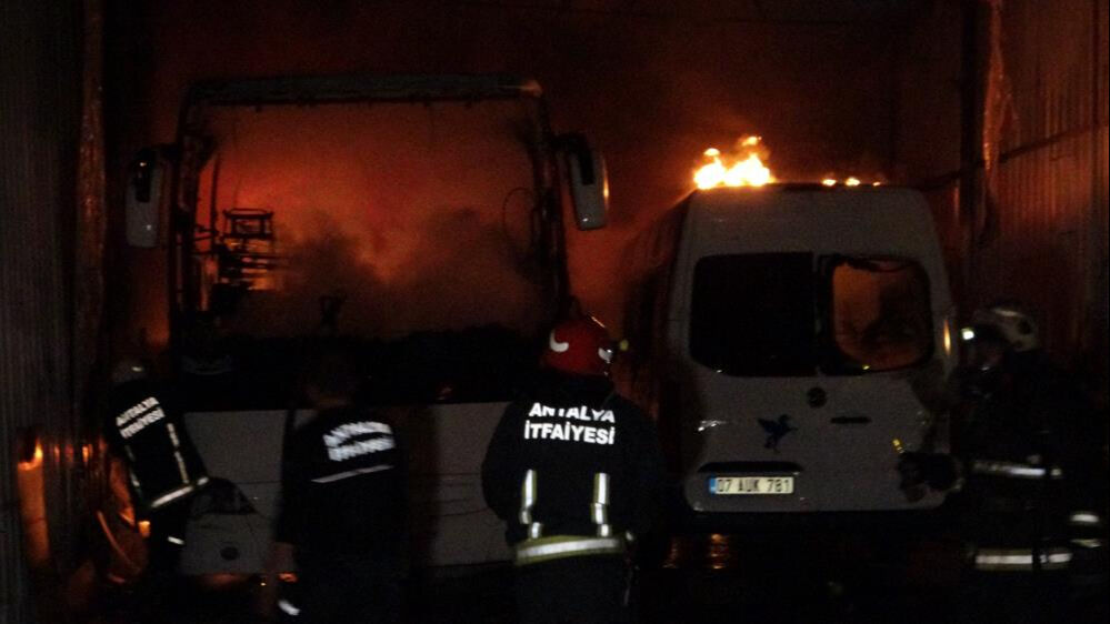 Antalya'da yangın faciası! Bir genç canından oldu, çok sayıda araç küle döndü Antalya'da yangın faciası! Bir genç canından oldu, çok sayıda araç küle döndü - 2. Resim