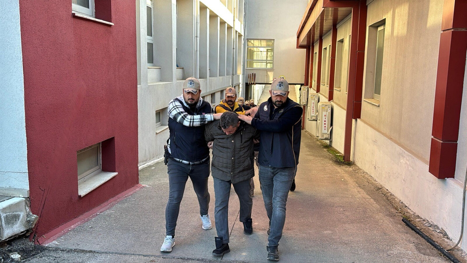 FETÖ'cüler örgütü diri tutmak için ellerinden gelen her şeyi yapıyor: Özel ders, milyonluk para transferleri... FETÖ'cüler örgütü diri tutmak için ellerinden gelen her şeyi yapıyor: Özel ders, milyonluk para transferleri... - 2. Resim