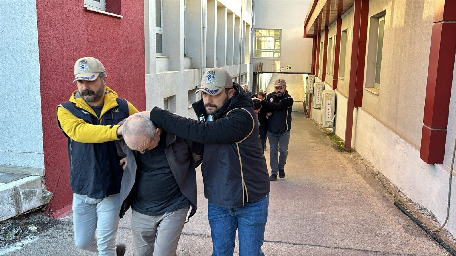 FETÖ'cüler örgütü diri tutmak için ellerinden gelen her şeyi yapıyor: Özel ders, milyonluk para transferleri... FETÖ'cüler örgütü diri tutmak için ellerinden gelen her şeyi yapıyor: Özel ders, milyonluk para transferleri... - 1. Resim