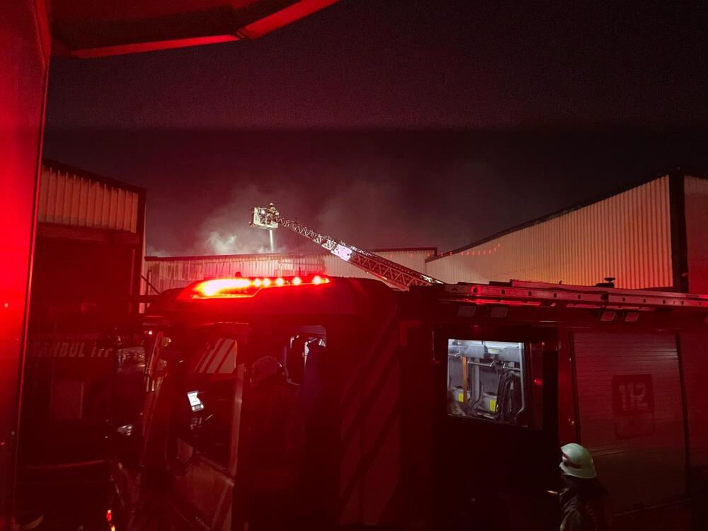 İstanbul'da sıcak saatler! Dev fabrika cayır cayır yandı - 1. Resim