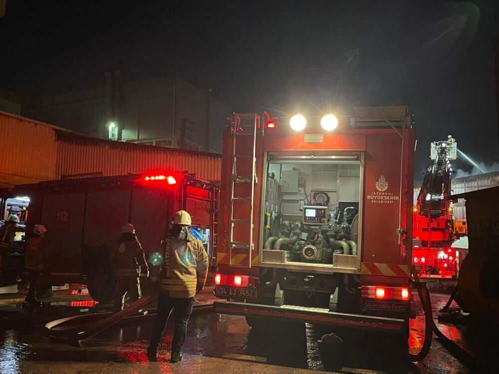 İstanbul'da sıcak saatler! Dev fabrika cayır cayır yandı - 2. Resim