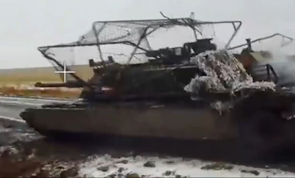 Rusya Ukrayna savaşında ABD yapımı Abrams tankı dron saldırısıyla imha edildi - 3. Resim