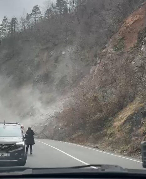 Artvin'de heyelan oldu! Korku dolu anlar saniye saniye kameralarda - 2. Resim