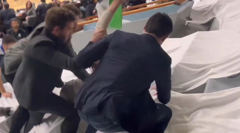 Basketbol maçında kan donduran anlar! Filistin bayrağı açan genci darbettiler - 2. Resim