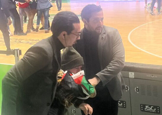 Basketbol maçında kan donduran anlar! Filistin bayrağı açan genci darbettiler - 1. Resim