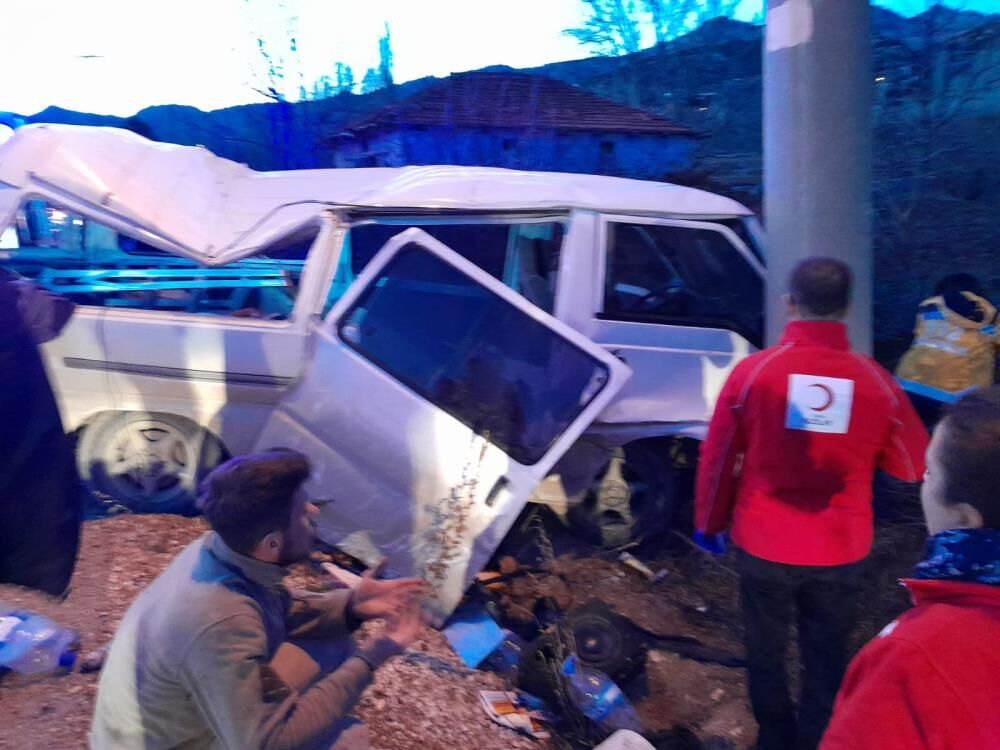 Burdur'da işçi servisi şarampole devrildi, ölü ve yaralılar var - 1. Resim