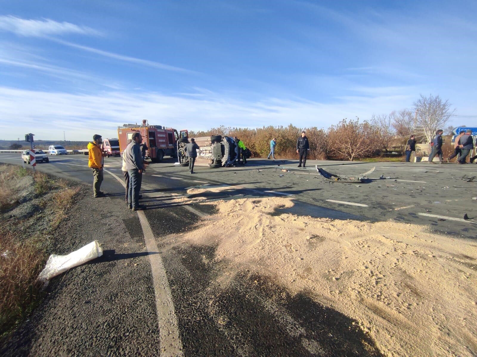 Çanakkale'de feci kaza: Traktör ikiye bölündü, yaralılar var - 2. Resim